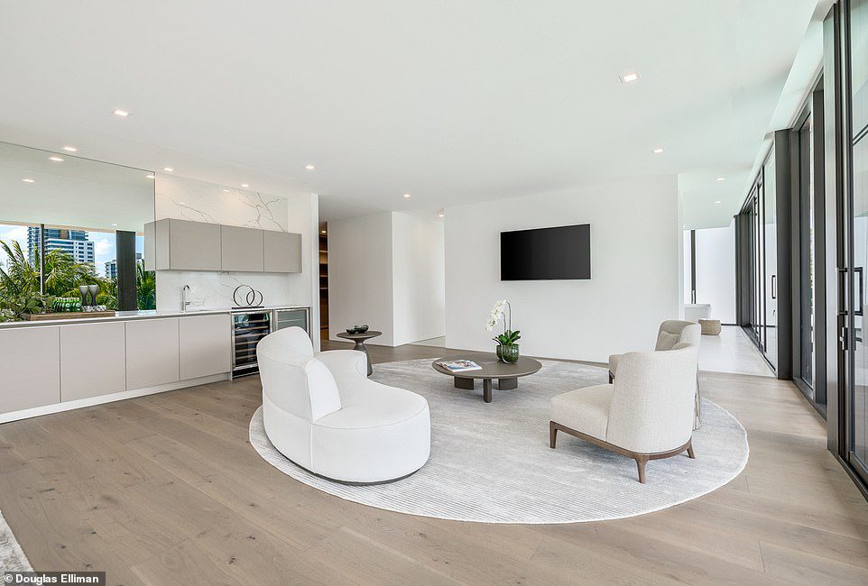 Modern: Der mehrere Millionen Dollar teure Raum hat hauptsächlich weiße Wände und helle Holzböden, um eine fröhliche Atmosphäre zu schaffen.