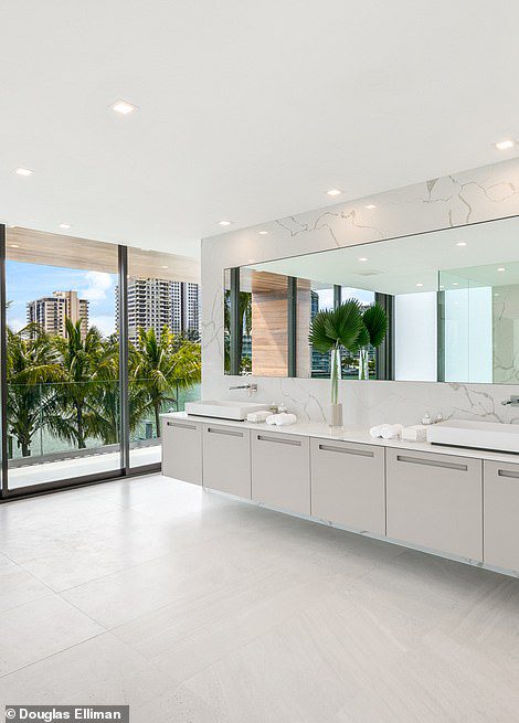 GEÖFFNET: Das Design des beeindruckendsten Herrenhauses in Miami wurde um raumhohe Fenster erweitert