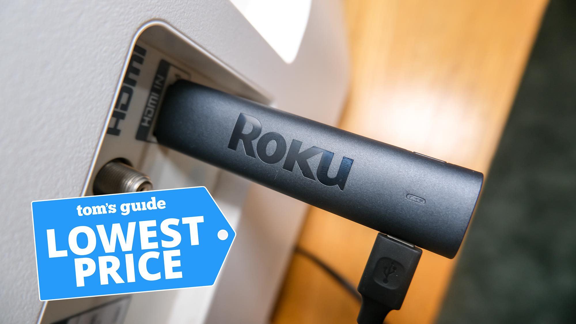 Der Roku Streaming Stick 4K wird an einen HDMI-Anschluss mit der Tom's Guide Lowest Price-Grafik oben angeschlossen