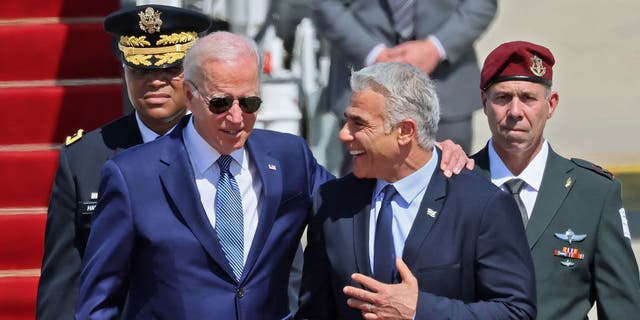 Präsident Biden wird bei seiner Ankunft am Flughafen Ben Gurion vom israelischen Premierminister Yair Lapid begrüßt.