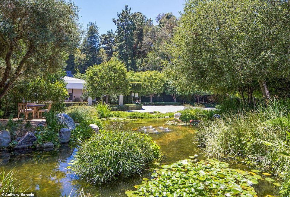 Und ein Teich nur zum Spaß: Es gibt einen großen Teich mit Lilien und Springbrunnen, umgeben von großen Flussfelsen.