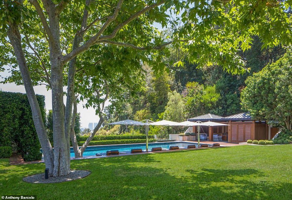 Große Fläche: Der Pool ist ideal zum Schwimmen oder zum Sonnenbaden daneben;  Es gibt auch eine Cabana