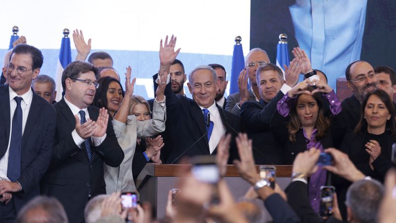 Der israelische Ministerpräsident Yair Lapid gratuliert Benjamin Netanjahu zu seinem Wahlsieg