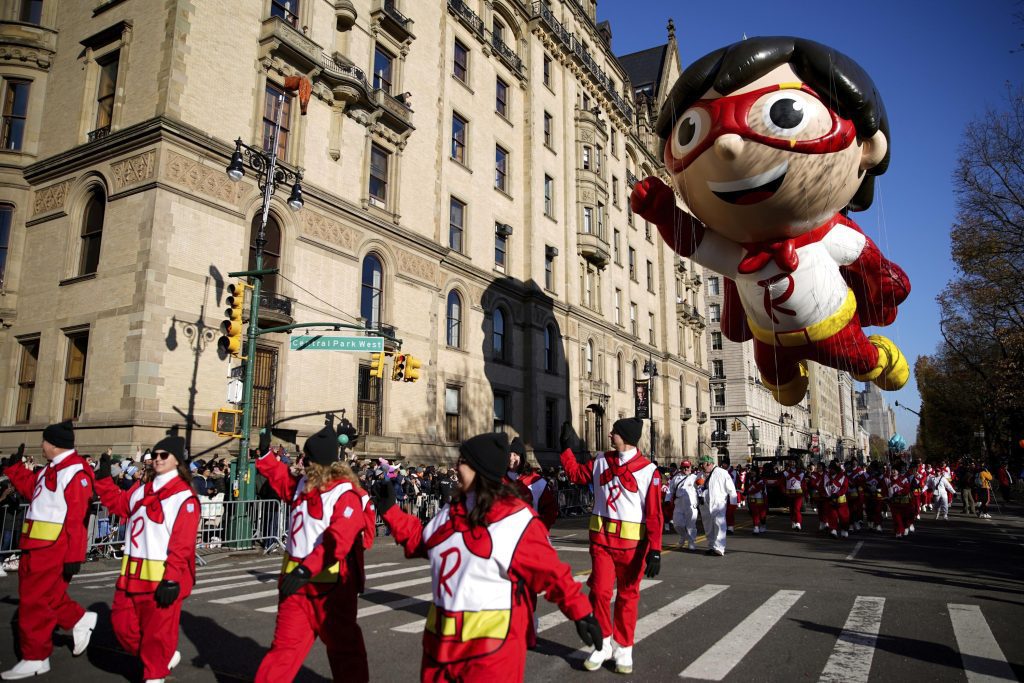Hochfliegende Ballonfiguren sind die Stars der Thanksgiving-Parade