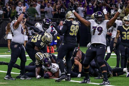 Das defensive Ende der New Orleans Saints, Tanoh Kabasanion, rettet die Baltimore Ravens, die den Kenianer Drake zurücklaufen