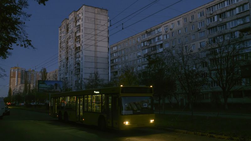 Ukraine: Selenskyj beschuldigt Russland des „Energieterrorismus“, da russische Streiks die Stromversorgung über Millionen unterbrachen
