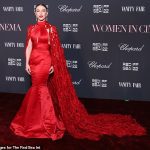 Julianne Hough strahlt in einem roten Kleid beim Red Sea Film Festival in Saudi-Arabien