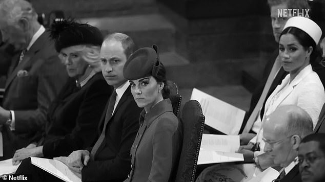 Ein Bild, das im Netflix-Teaser verwendet wird, zeigt Kate in der Westminster Abbey während eines Commonwealth-Gottesdienstes wenig schmeichelhaft, während Meghan hinter ihr sitzt.  Es wurde nach einer Meinungsverschiedenheit über den Sitzplan genommen