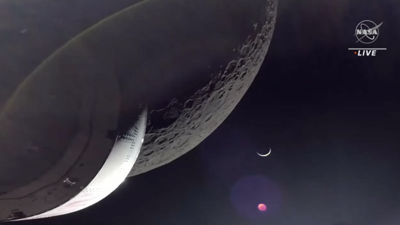 Die Orion-Kapsel der NASA fliegt am Mond vorbei