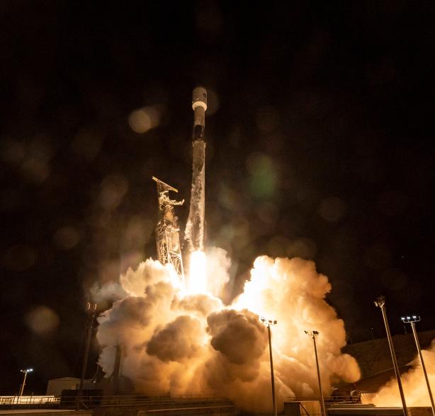 Eine SpaceX Falcon 9-Rakete, die das Oberflächenwasser- und Meeresraumschiff an Bord trägt, hebt am 16. Dezember 2022 vom Space Launch Complex 4E auf der Vandenberg Space Force Base ab.