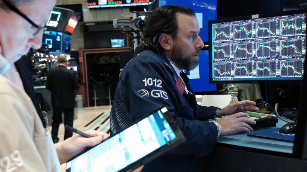 Der Dow Jones ist um mehr als 300 Punkte gefallen, während die Wall Street auf aufeinanderfolgende wöchentliche Rückgänge zusteuert