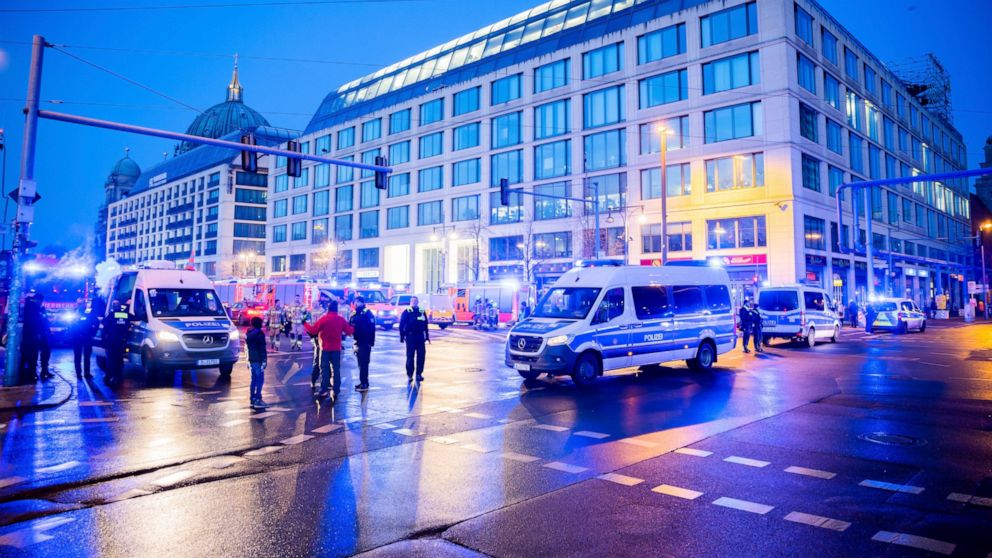 Eine riesige Explosion im Berliner Aquarium, die eine Flut der Zerstörung entfesselt